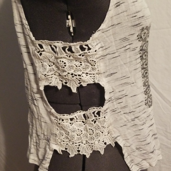 CHARLOTTE RUSSE CROP TOP - Picture 2 of 3